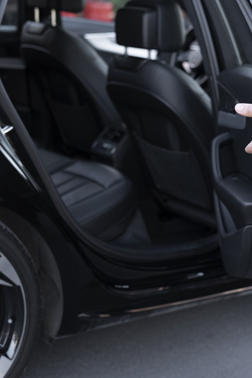 Malaga: Private Transfer to Granada - Vehicle and Comfort Features