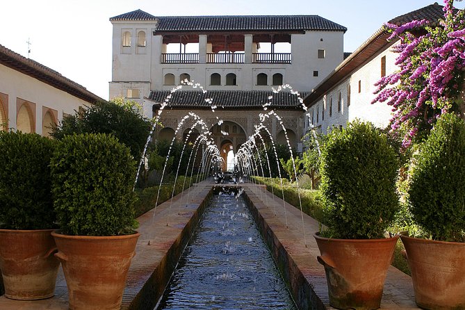 Malaga Shore Excursion: Skip-the-Line Alhambra and Generalife Gardens Tour - Exploring the Alhambra