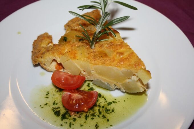 Málaga: Traditional Andalusian Tapas and Wine Tour - Local Tapas and Wines