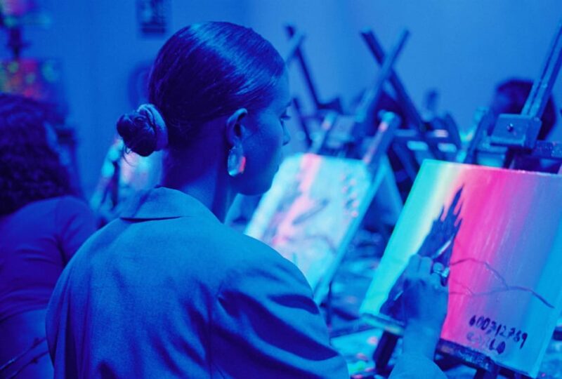 Málaga: Wine Gogh Glow Academy Paint and Sip Class - Key Points