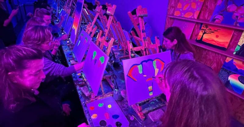 Málaga: Wine Gogh Glow Academy Paint and Sip Class - Experience and Learning Environment