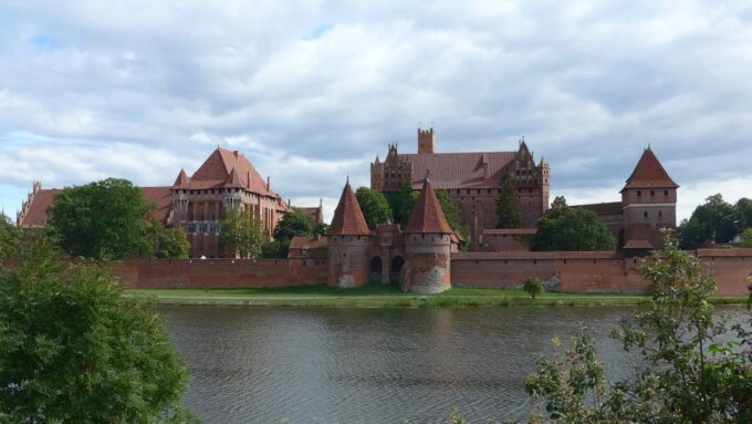 Malbork Castle Tour: 6-Hour Private Tour - Guided Sightseeing