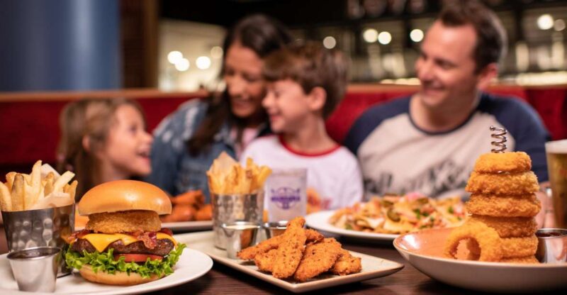Mallorca: Hard Rock Cafe Entrance With Lunch or Dinner - Dining Experience
