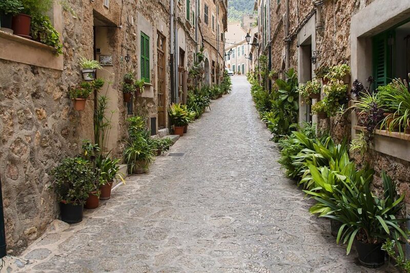 Mallorca: Valdemossa and Port of Soller Coca of Potato - Key Points