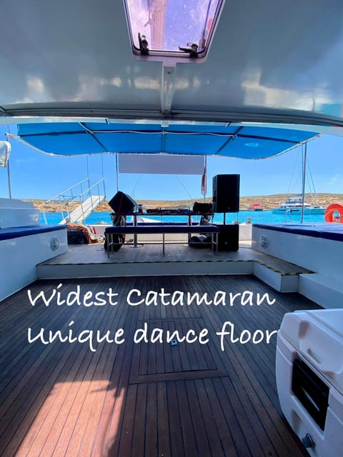 Malta: Catamaran La Zingara Private Day Charters Renting - Onboard Amenities