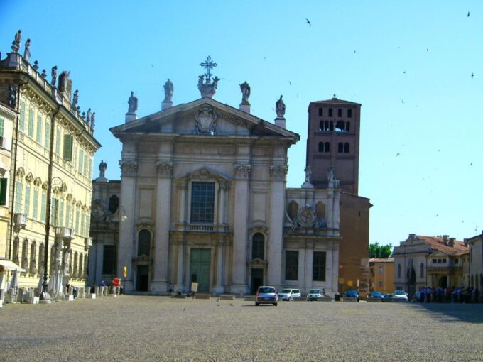 Mantua: Town Highlights and Monuments Walking Tour - Frequently Asked Questions