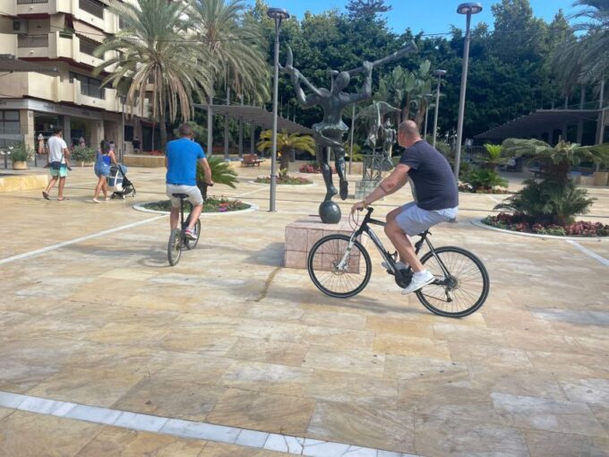 Marbella: Guided Bike Tour With Tapas Tasting and Drinks - Coastline Ride
