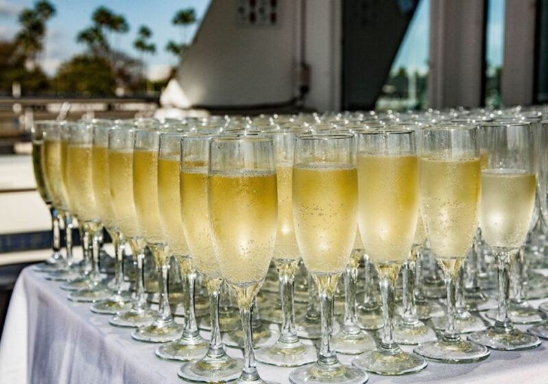 Marina Del Rey: Christmas Eve Buffet Brunch or Dinner Cruise - Key Points