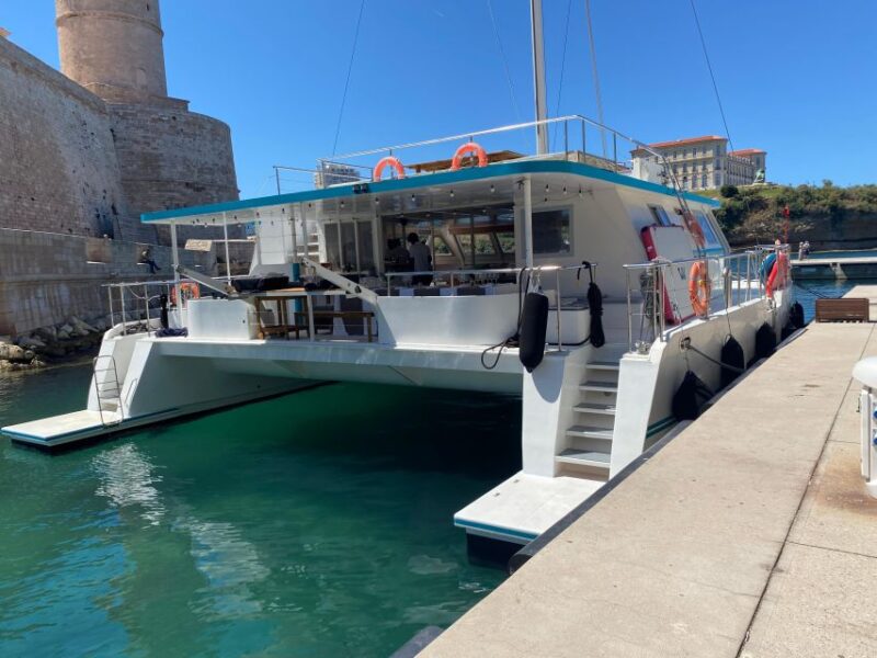 Marseille: Sunset Catamaran Cruise, Dinner & Drinks - Atmosphere and Entertainment