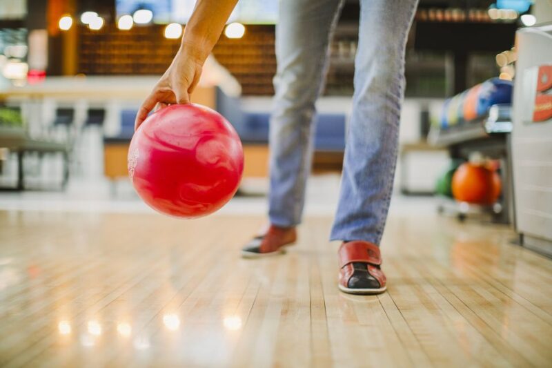 Maspalomas: Bowling Session Entry Ticket at Holiday World - Language Support and Instruction