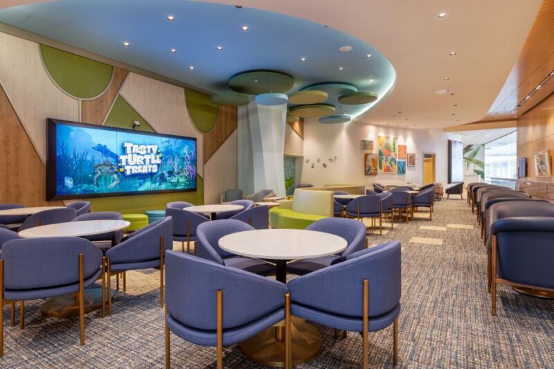 MCO Orlando International Airport: Plaza Premium Lounge - Entertainment and Accessibility