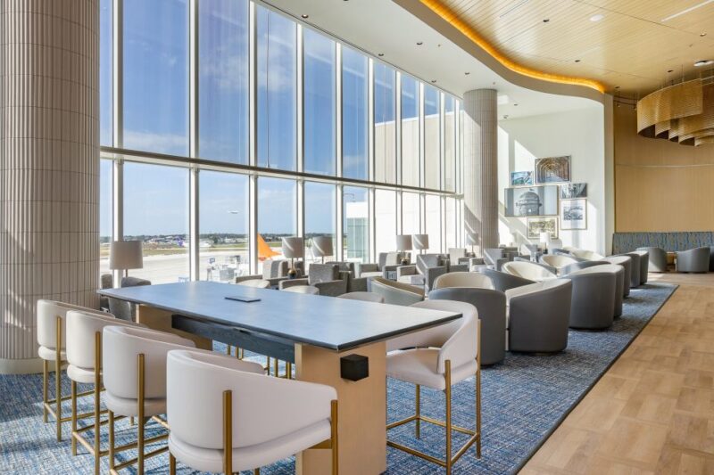 MCO Orlando International Airport: Plaza Premium Lounge - Age Restrictions and Entry