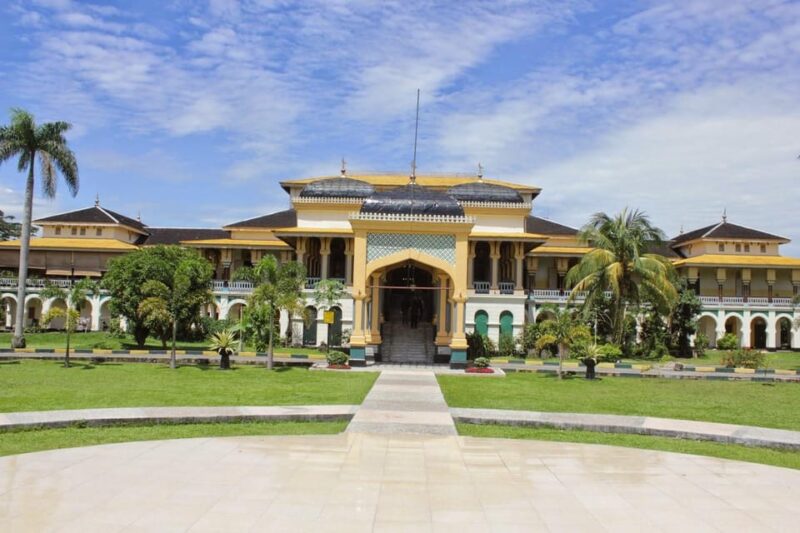 MEDAN : PRIVATE CAR DRIVER FOR MEDAN EXCURSIONS - Meeting Point and Communication