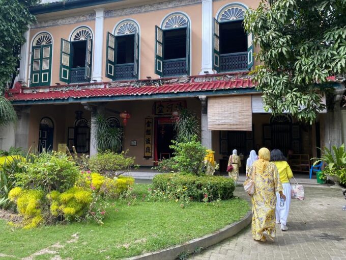 MEDAN : PRIVATE CAR DRIVER FOR MEDAN EXCURSIONS - Attire and Prohibited Items