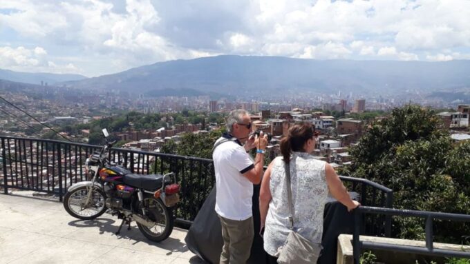 Medellin: Barrio Transformation Tour - Barrio Moravia