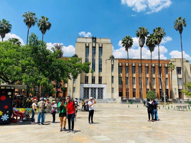Medellín: City Center Tour Beyond the History and New Valley - Itinerary and Experience