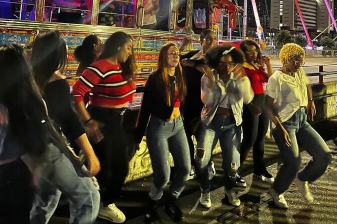 MEDELLIN CITY TOUR IN TRADITIONAL CHIVA RUMBERA - Tour Duration and Languages