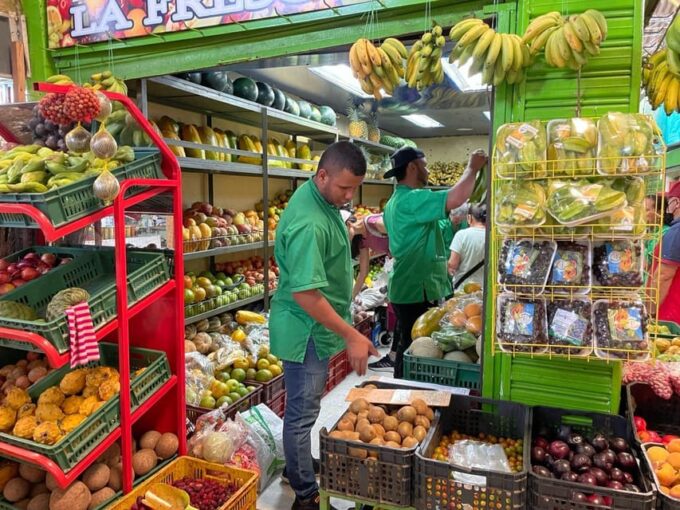 MEDELLÍN: COMMUNE 13/GRAFFITI, CABLE CAR & EXOTIC FRUIT MARKET - Local Farmers Market