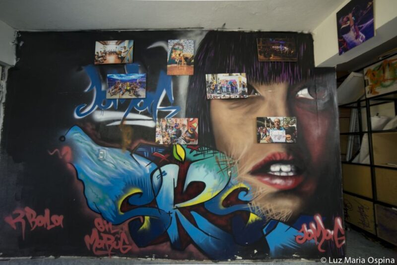 Medellin: Comuna 13 and Social Innovation Tour - Vibrant Graffiti and Community