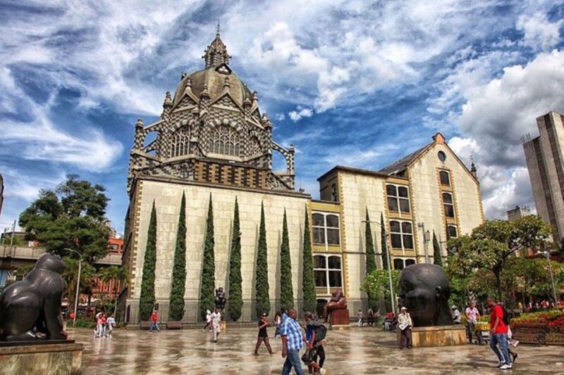 Medellín: Comuna 13, Cable Cars and Botero Statues Tour - Experience Highlights