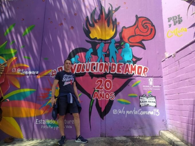 Medellín: Comuna 13 Graffiti Tour With Street Food & Cable Car - Booking and Flexibility