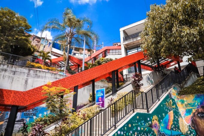 Medellín: Comuna 13 History and Graffiti Walking Tour - Transformation Through Street Art