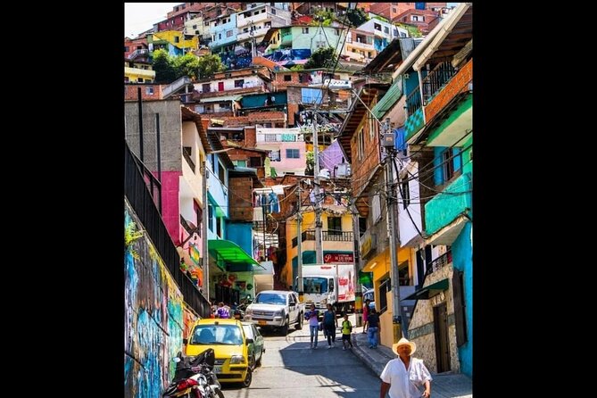 Medellín: Comuna 13 Tour With Spray Painting and Ice Cream - Meeting and Accessibility