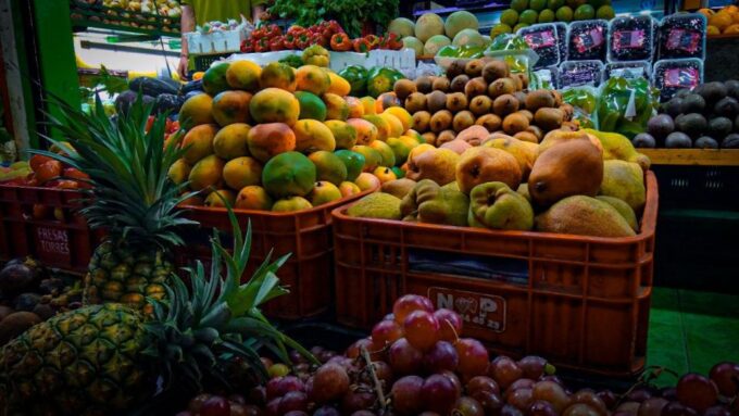 Medellín: Exotic Fruits and Explore the Local Markets - Vibrant Market Atmosphere