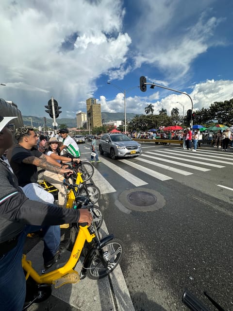 Medellín Full Day Electric Bike Tour + Lunch + Commune 13 - Key Points