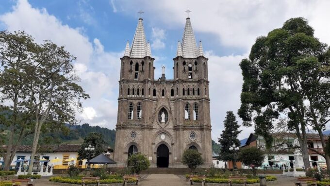 MEDELLIN: GARDEN TOUR + ANDES (PANORAMIC) + TROUT FARM - Trout Farm Visit and Meal