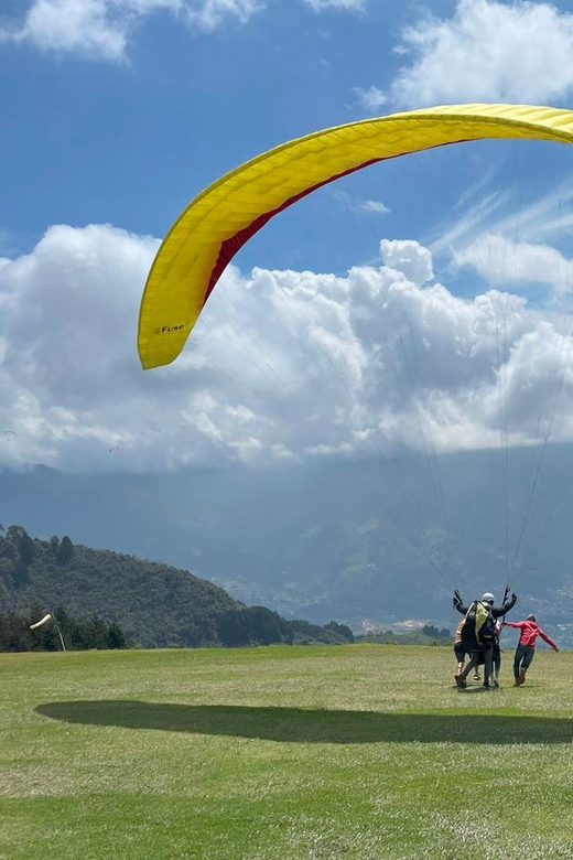 MEDELLÍN: GUATAPÉ, EL PEÑOL + PARAGLIDING! - Inclusions and Exclusions