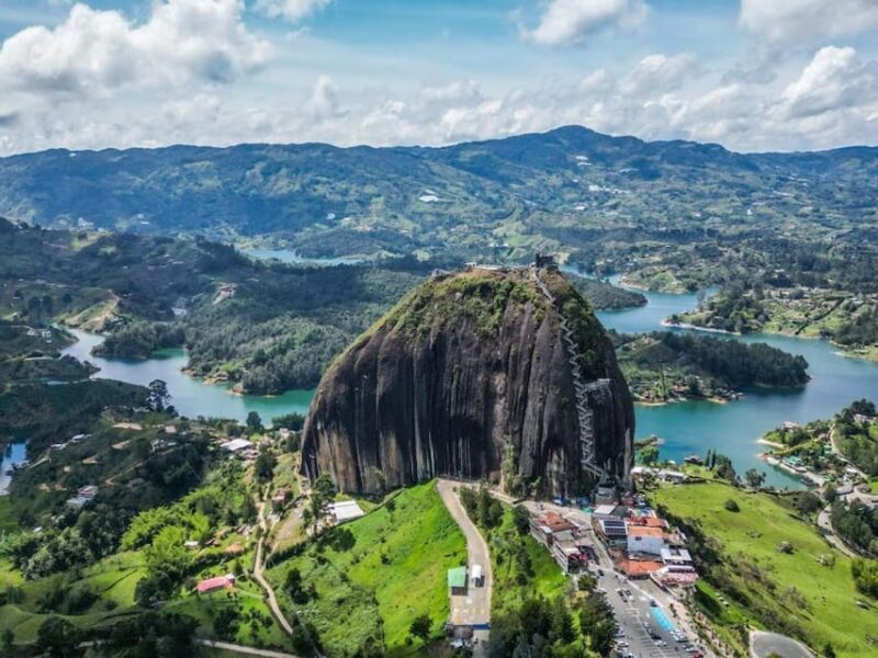 MEDELLIN: GUATAPE + OLD PEÑOL + MALECON + PARTY BOAT TOUR - Piedra Del Peñol