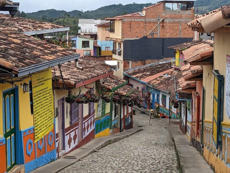 MEDELLIN: GUATAPE + OLD PEÑOL + MALECON + PARTY BOAT TOUR - Plaza De Los Zócalos