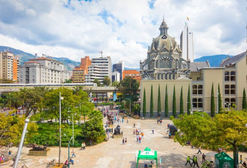 Medellín: Private City Tour With Metrocable and Comuna 13 - Pueblito Paisa and City Views