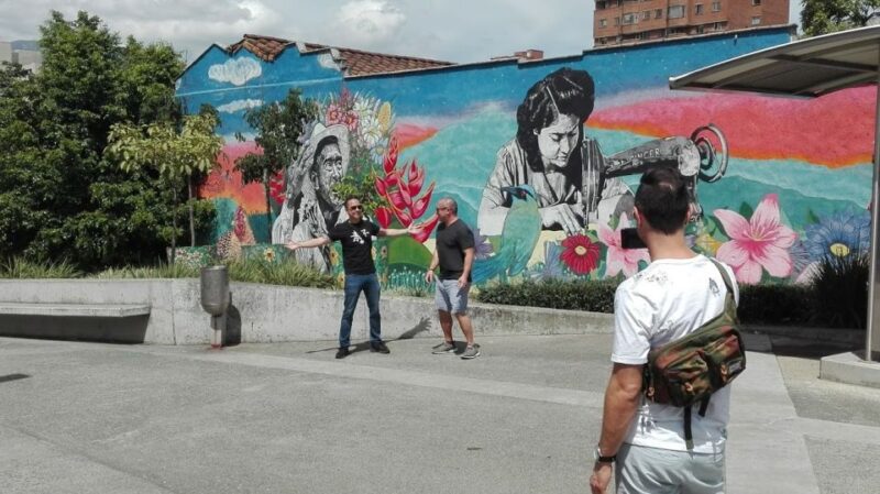 Medellín: Private Comuna 13 Street Art Tour - Guides and Customer Experience
