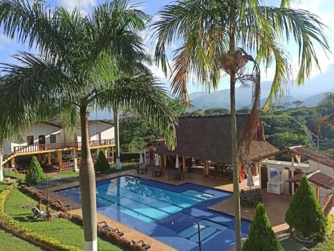 MEDELLIN: SAN JERONIMO + POOL TOUR: LAS MARGARITAS - Meeting Points