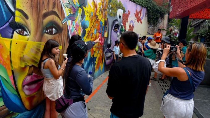 Medellin: Tour Comuna 13 Beyond the History and Graffiti - Exploring Comuna 13s History