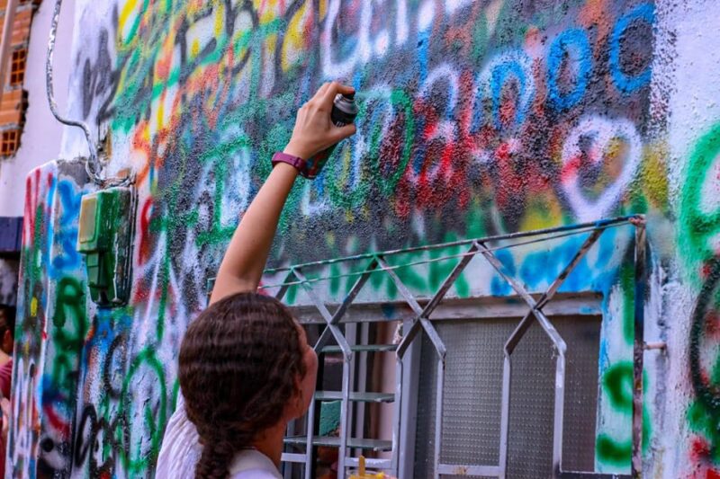 Medellín Urban Tour in Comuna 13: Typical Ice Cream and Graffiti - Experience Highlights