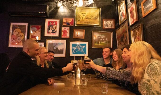Melbourne: Hidden Bar and Cocktail Tour - Guide Expertise