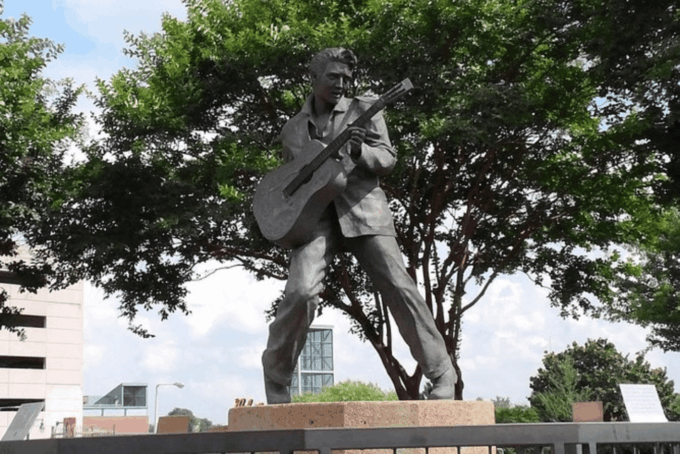 Memphis: Elvis Presley Birthplace Park Tour With Transport - Enjoying the Scenic Birthplace Lake