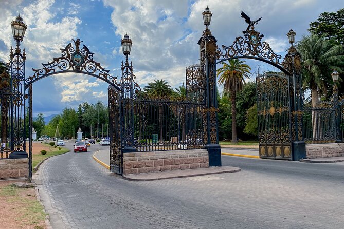 Mendoza Walking Tour Visit the Park and the City - Key Points