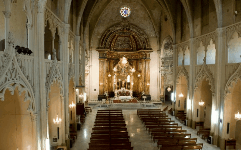 Menorca: Mahon Guided Walking Tour With History & Tastings - Group Size and Accessibility