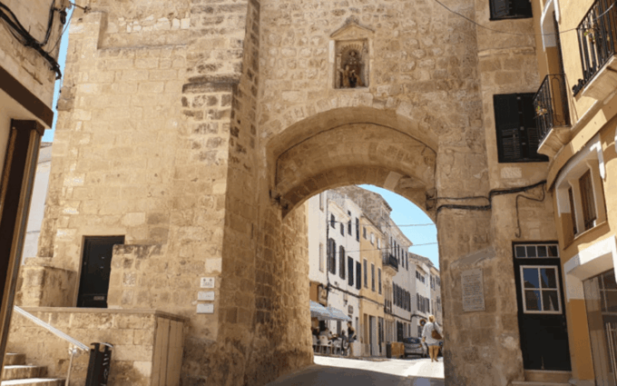 Menorca: Mahon Guided Walking Tour With History & Tastings - Starting Point: Pont De Sant Roc