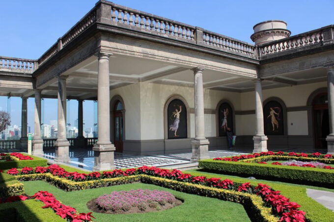 Mexico City: Chapultepec Castle Semi-Private Walking Tour - Group Size and Language