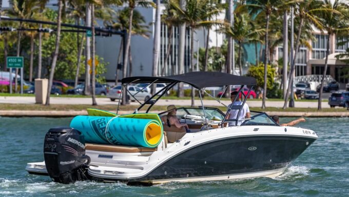 Miami: Millionaires Row Boat Tour - Language Options