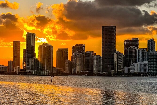 Miami Skyline Cruise of Celebrity Homes and Biscayne Bay - Luxury Yacht and Onboard Amenities