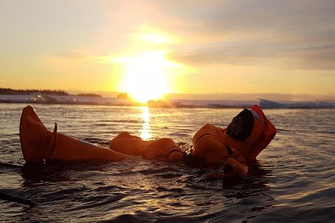 Midnight Sun Floating Experience in Forest Lake - Quick Points