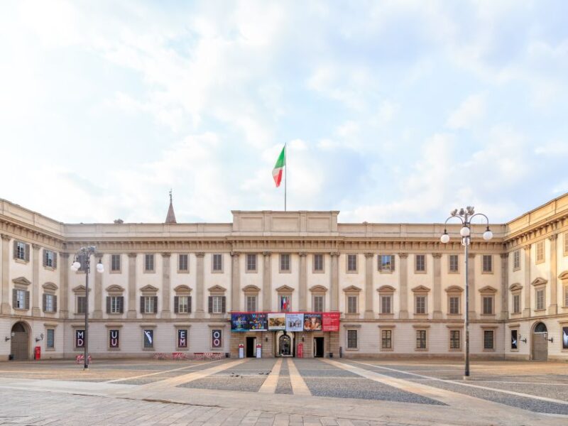 Milan: City Highlights Guided Bike Tour - Guided Experience