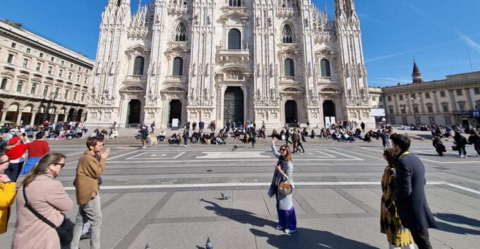 Milan: Duomo Rooftop and Cathedral Guided Tour With Tickets - Discovering the Cathedrals Grandeur