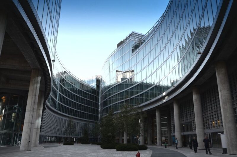 Milan: Piazza Gae Aulenti and Pelli Tower Walking Tour - Key Points